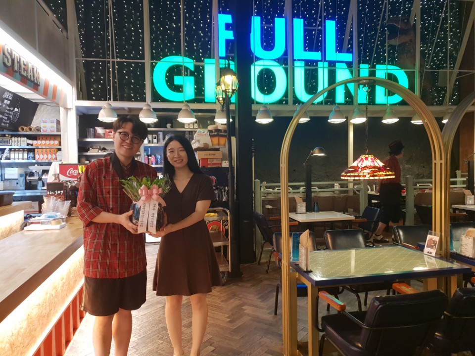 후원처 풀그라운드 축하화환 전달